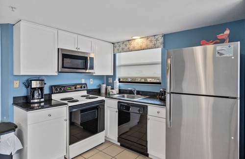 Belle Vista Condo | Beach Access Stay | Pool & Gulf Glimpses