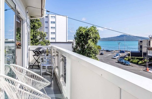 Kohimarama Apartment | BEACH almost on your doorstep! Avail longer term