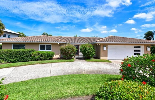 Longboat Key House | Beach and Boaters Paradise! Heated pool, Fish off the dock, walk to the beach!