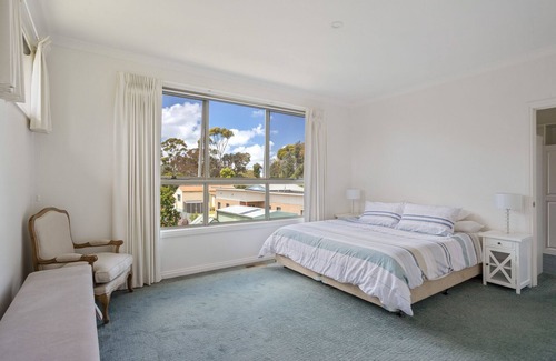 Cowes House | Beach and Trees Retreat by Ready Set Stay - Free WiFi and Near the beach