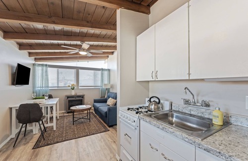 Pierpont Bay Apartment | Beach Apartment 38: Sunny Upper Beach Loft 38 + Steps to Sand + A/C