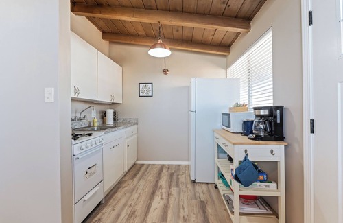 Pierpont Bay Apartment | Beach Apartment 38: Sunny Upper Beach Loft 38 + Steps to Sand + A/C