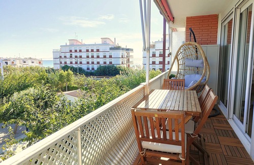 El Roc de Sant Gaieta Apartment | Beach Apartment with Parking and AC