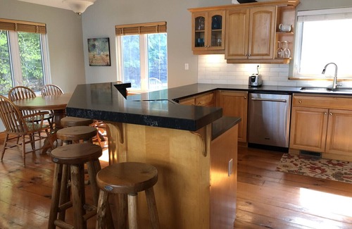 Minden Hills Cottage | Beach Bay Cottage - Halls Lake. Private Shallow Sandy Beach