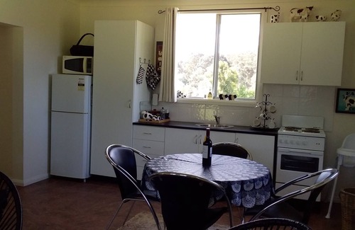 Tomerong Cottage | Beach, Bay & Farm Stay. A little bit of country, 5 minutes from Jervis Bay.
