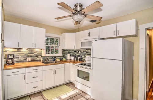 Pass-a-Grille Cottage | BEACH!Beautiful Clean+ Kingbed+Wifi, Patio+2bikes-takeout & deli close