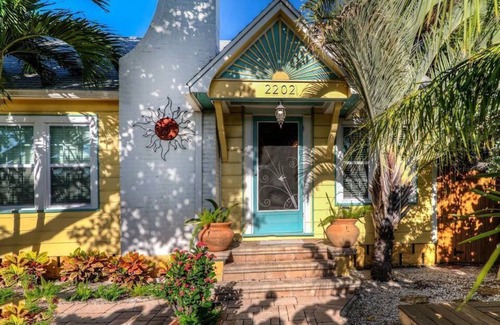 Pass-a-Grille Cottage | BEACH!Beautiful Clean+ Kingbed+Wifi, Patio+2bikes-takeout & deli close