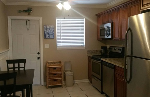 Pompano Beach Apartment | Beach Block Bungalow with private putting green. Everything need.