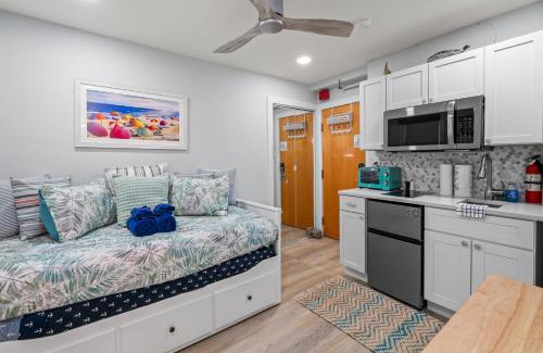 North End Apartment | Beach block modern condo