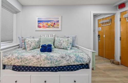 North End Apartment | Beach block modern condo