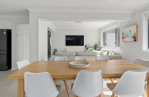 The Entrance North House | Beach Breeze Escape - The Entrance North