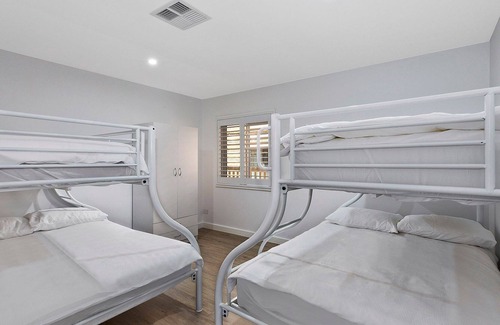 Forresters Beach House | Beach Breeze - Forresters Beach