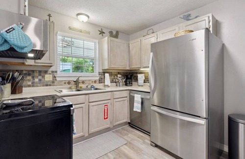 Long Beach Apartment | Beach Bungalow! Minutes to the Beach, Shopping, & Downtown!