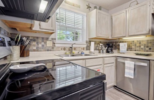 Long Beach Apartment | Beach Bungalow! Minutes to the Beach, Shopping, & Downtown!