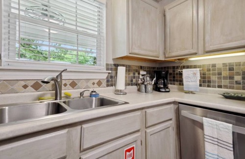 Long Beach Apartment | Beach Bungalow! Minutes to the Beach, Shopping, & Downtown!