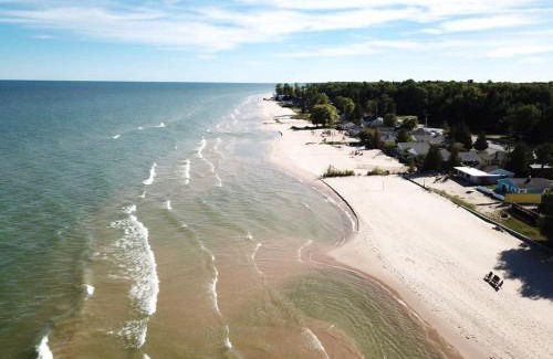 Oscoda House | Beach Club of Oscoda Captains Watch on the Lake