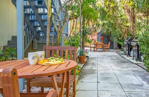 Barrier Island Condo | Beach Condo | King Bed | Lush Patio w/BBQ | Breakers Key Five | H0MES