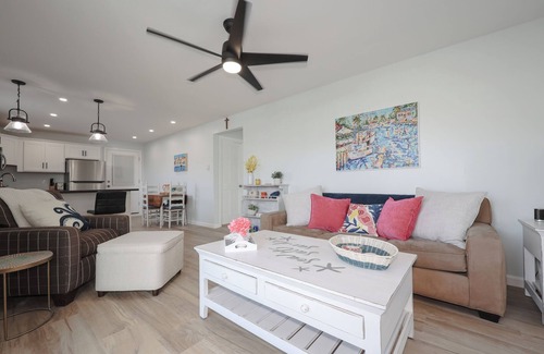 Hampton Condo | Beach Condo Minutes from the Ocean!