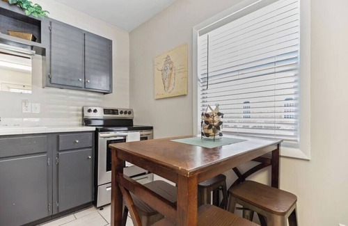 Saint Simons Island Apartment | Beach Cottage -optional BIKES - Walk 2 Shops & Fun