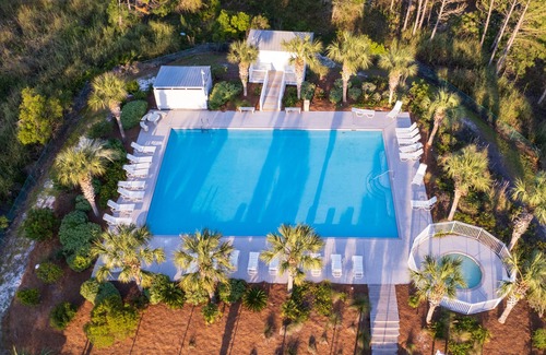 Morgantown Cottage | *Beach Cottage* ~4 min walk to beach! Peak-a-Boo Gulf Views!