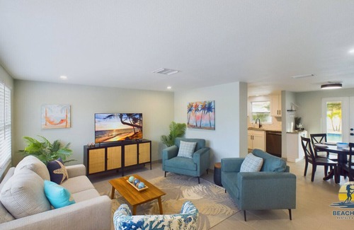 Holmes Beach Cottage | Beach Cottage! Beautiful Pool/Spa, Steps to sand, Fun Golf Cart.