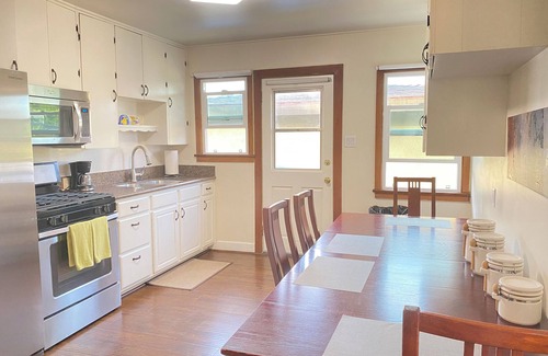 Townsite House | Beach Cottage blocks from the Ocean.