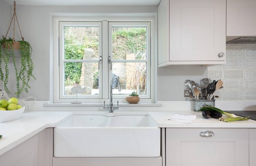 St. Agnes Cottage | Beach Cottage is a traditional stone cottage, just 100 yards from the breath-taking Trevaunance Cove