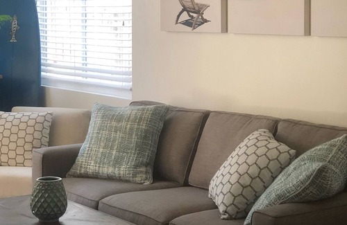 Huntington Beach Cottage | Beach Cottage with A/C, pet friendly, walk to sand.