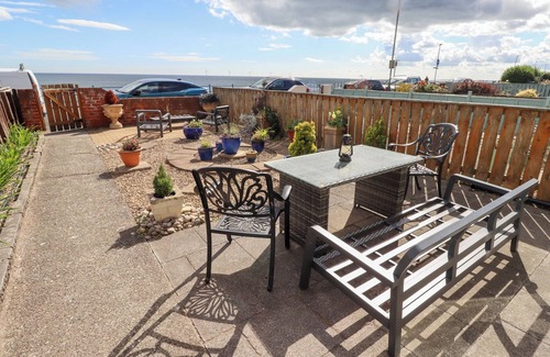 Woodhorn House | BEACH COVE VIEW, pet friendly, with hot tub in Newbiggin-By-The-Sea