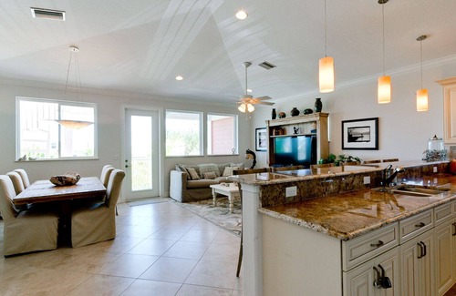 Ilexhurst House | Beach Dance in Holmes Beach