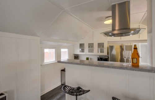 Ocean Beach Cottage | Beach Daze 1 - half a block to the beach, walk to shops and restaurants.