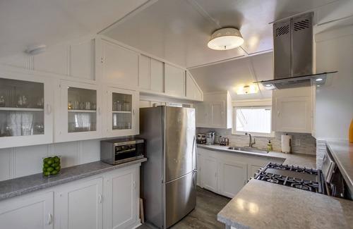 Ocean Beach Cottage | Beach Daze 1 - half a block to the beach, walk to shops and restaurants.