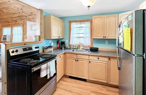 York Beach House | Beach Daze - Charming 2-Bedroom Cottage in York, Southern Maine Coast