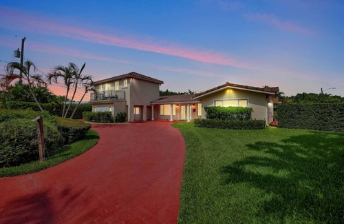 Lauderdale-by-the-Sea House | Beach Duplex - 3br/5ba Manor w/Heated Pool
