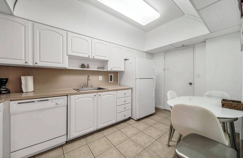 Hollywood South Central Beach Condo | Beach Escape at The Tides 1BR Pool, Wi-Fi & Parking