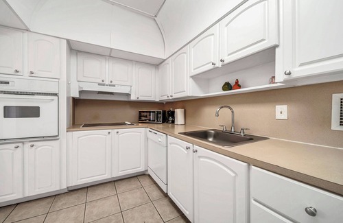 Hollywood South Central Beach Condo | Beach Escape at The Tides 1BR Pool, Wi-Fi & Parking