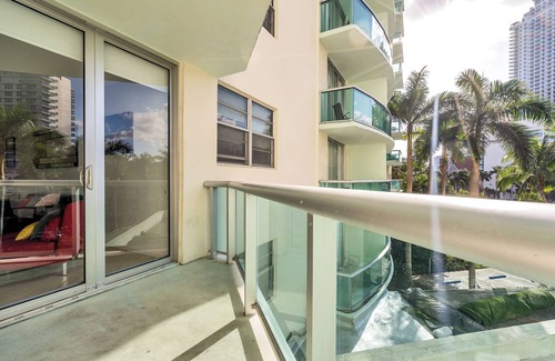 Hollywood South Central Beach Condo | Beach Escape at The Tides 1BR Pool, Wi-Fi & Parking