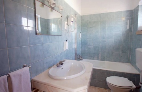 Praia das Macas House | Beach Escape in Algarve! Pet-friendly Hotel with Free Parking, Near Maçãs Beach!