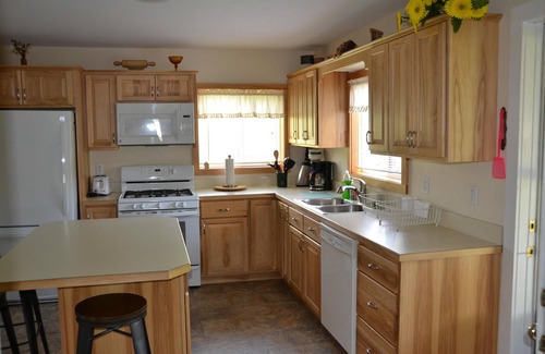 Gaines House | Beach Farm - Charming Riverside Farmhouse: Ideal Getaway for Outdoor Enthusiasts!