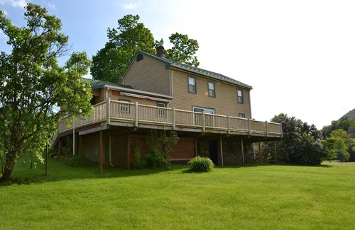 Gaines House | Beach Farm - Charming Riverside Farmhouse: Ideal Getaway for Outdoor Enthusiasts!