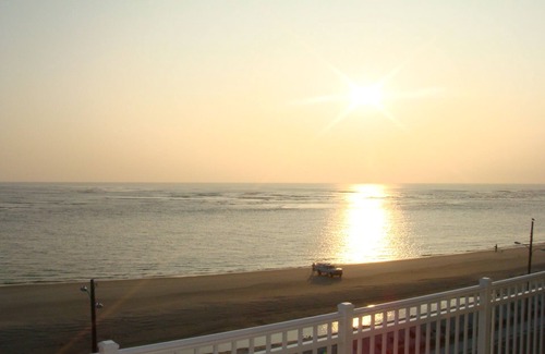 North Wildwood Condo | Beach front 4BR/3BA two level penthouse