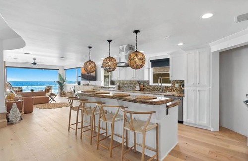 Townsite House | BEACH FRONT BOHO DREAM. Walk to Everything -Great for large Parties LOWER UNIT