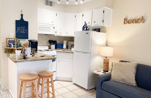 Galveston Condo | Beach Front Condo - beach and restaurants - just a walk away!