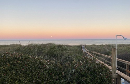Crescent Beach House | Beach Front,Heated Pool,Spa, Beach Views, Umbrella+Lounger for beach, Balconies