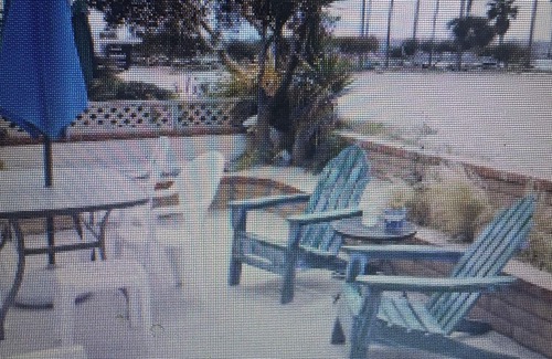 South Mission Beach House | Beach Front House, by Volleyball Court ,nSpacious 4-bedroom house with WiFi, AC