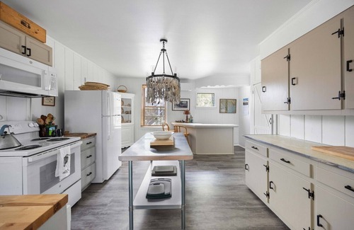 Pawleys Island House | Beach front on Pawleys Island, Two Screened Porches, Dog Friendly