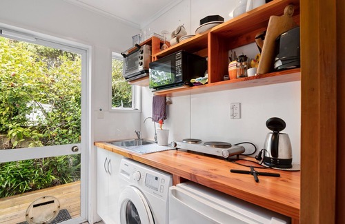 Kaiteriteri Cottage | Beach Front Studio, Palms - Tapu Bay Studio
