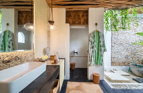Lembongan Island Villa | Beach Front Villa with direct private access to a sandy beach