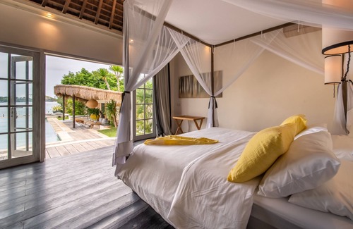 Lembongan Island Villa | Beach Front Villa with direct private access to a sandy beach