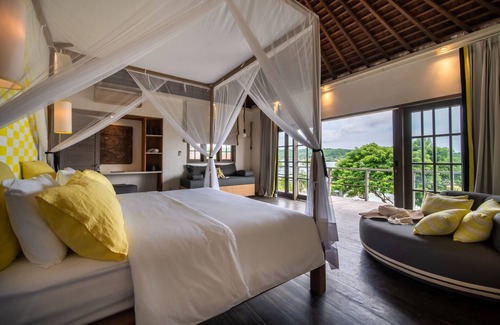 Lembongan Island Villa | Beach Front Villa with direct private access to a sandy beach